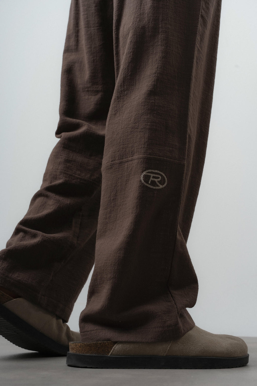 R Embroidered Baggy Sweatpant Brown